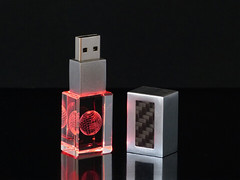 USB-Stick aus Glas und Metall mit Carbon-Inlay