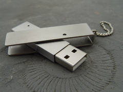 USB-Stick mit begürstetem Bügel
