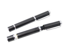 Eleganter Kugelschreiber mit Carbon-Oberfläche